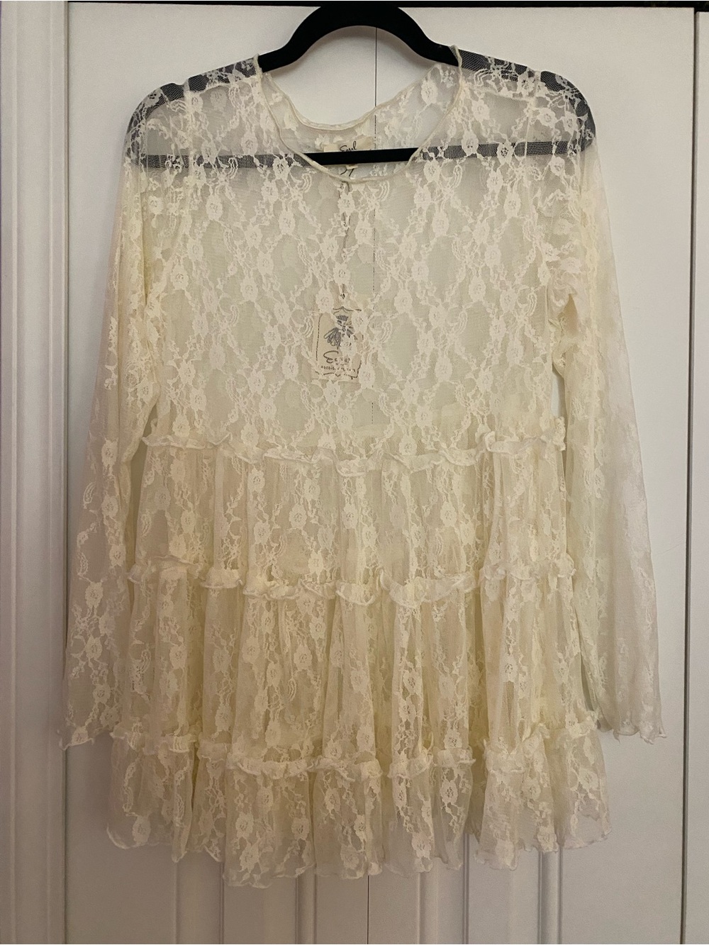 easel Cream Lace Tiered Ruffle Long-Sleeve Blouse - Picture 3 of 8